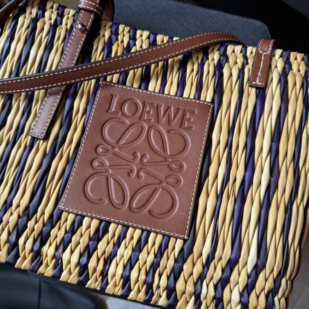 Loewe草編small basket bag 藤袋 （分類：手袋及銀包）位於 Hong Kong。 由 babacv3 提交（商品編號 1462152146，圖片 2）。簡介： 100%Authentic 90%NEW 有Dust bag,no receipt 大副議價不回覆 長26cm x高21 cmx闊10 cm 肩帶約 23cm SF到付/ 尖沙咀至荔枝角沿線MTR面交。