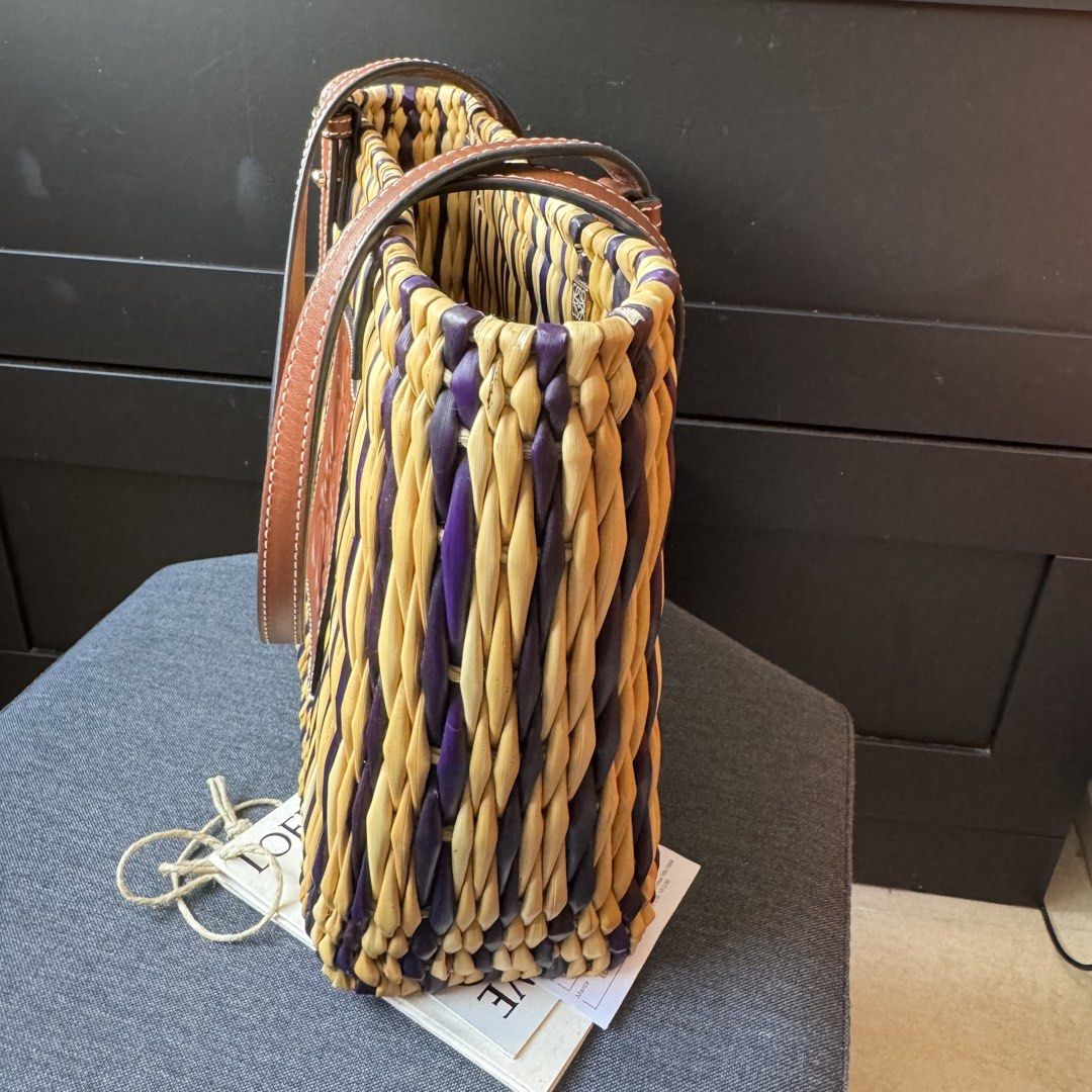 Loewe草編small basket bag 藤袋 （分類：手袋及銀包）位於 Hong Kong。 由 babacv3 提交（商品編號 1462152146，圖片 3）。簡介： 100%Authentic 90%NEW 有Dust bag,no receipt 大副議價不回覆 長26cm x高21 cmx闊10 cm 肩帶約 23cm SF到付/ 尖沙咀至荔枝角沿線MTR面交。