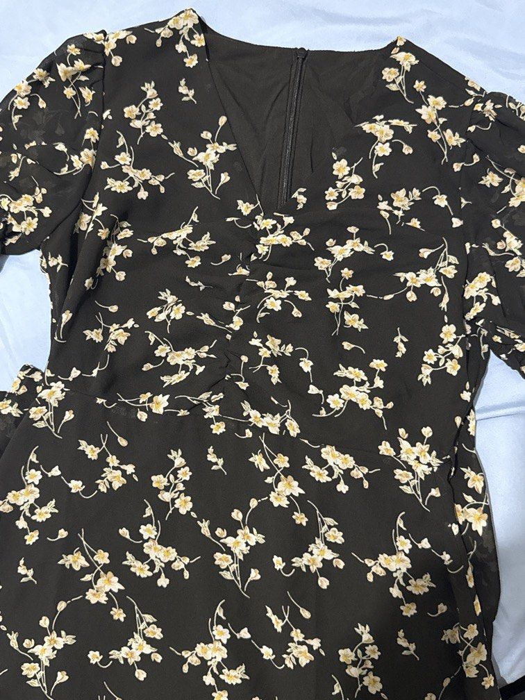 Long Black Floral Dress (Category: Dresses) located in Manila. Submitted by jannine_closet (Listing ID 1462182808, Image 1). Description: Long Black Floral Dress Fits S-M frame.