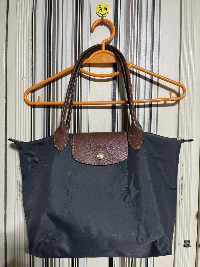 Long Champ M Gray Tote Bag (Category: Shoulder Bags) located in Makati City. Submitted by enelrach94 (Listing ID 1462170530, Image 1). Description: RFS: For upgrade.