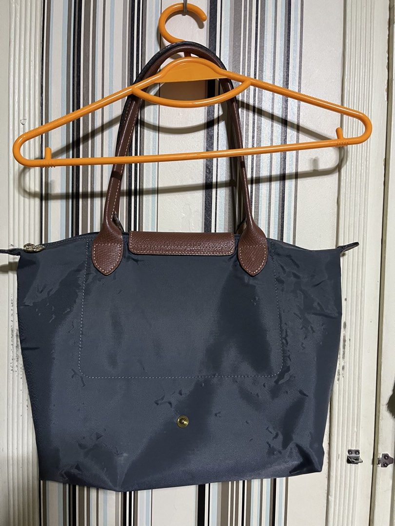 Long Champ M Gray Tote Bag (Category: Shoulder Bags) located in Makati City. Submitted by enelrach94 (Listing ID 1462170530, Image 2). Description: RFS: For upgrade.