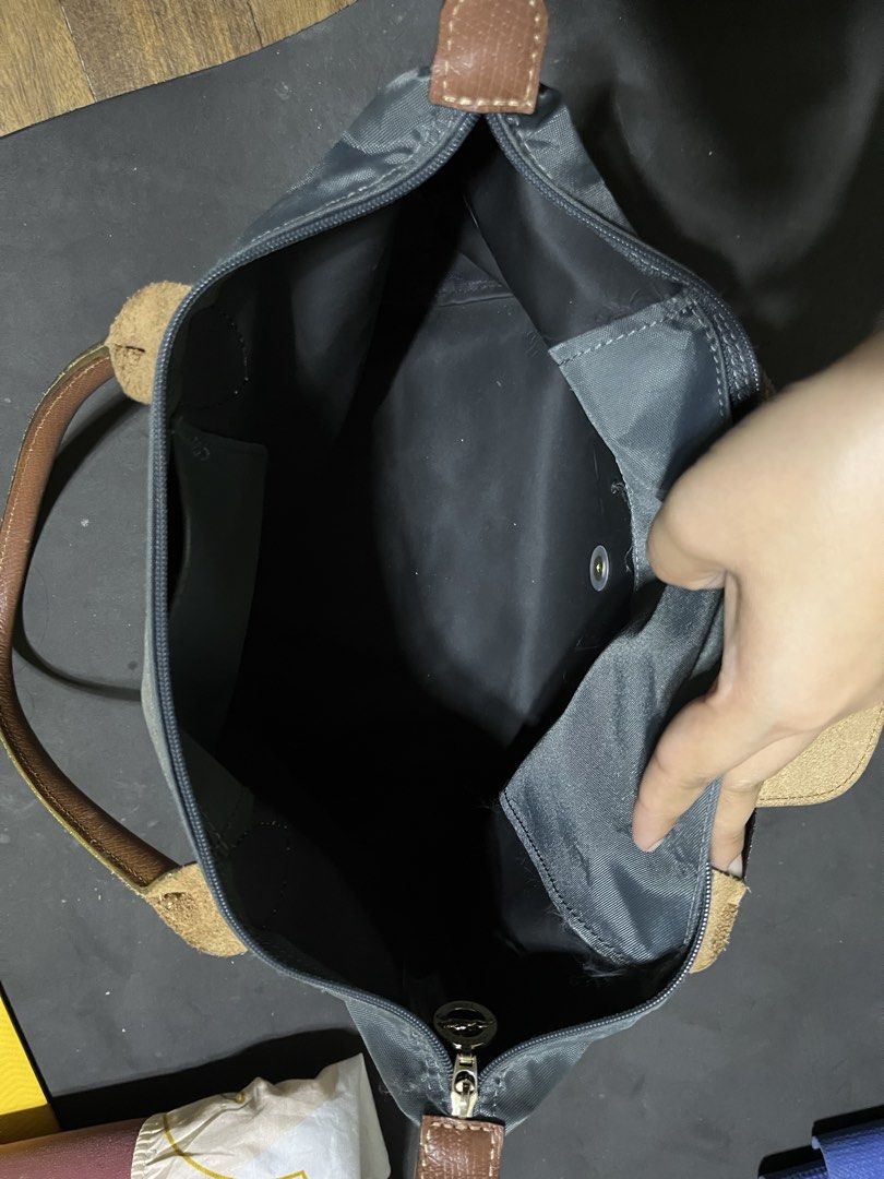 Long Champ M Gray Tote Bag (Category: Shoulder Bags) located in Makati City. Submitted by enelrach94 (Listing ID 1462170530, Image 3). Description: RFS: For upgrade.