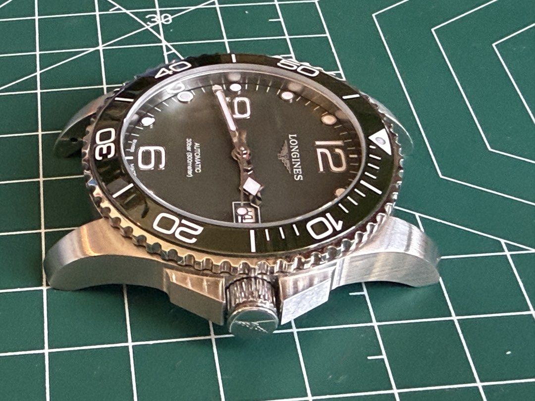 Longines Hydroconquest 浪琴潛水錶 41 mm 綠面 （分類：手錶）位於 Hong Kong。 由 lickcxxx 提交（商品編號 1462102846，圖片 3）。簡介： Longines Hydroconquest 浪琴潛水錶 41 mm 綠面 , 300米防水。跟原裝鋼帶同送代用綠色膠帶，跟埋盒單保卡。JOMASHOP 購買（水貨表），保期已過，有購買單，九成以上新淨，水晶表面上有小處coating 輕微剝落（價錢已經反映），不影響走時及外觀，不合完美主義者，介意勿擾，想平平地買隻入門潛水表就唔好錯過，綠色錶圈綠色錶面是下最Hit嘅款，只在葵芳地鐵站交收，時間盡量配合，有意請留電話pm，無聊者勿擾。。