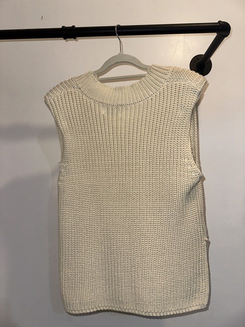 Loonny Knitted Vest (Category: Vests) located in Taguig. Submitted by juansevie143 (Listing ID 1462177451, Image 2). Description: knitted Vest in cream. size medium to large.