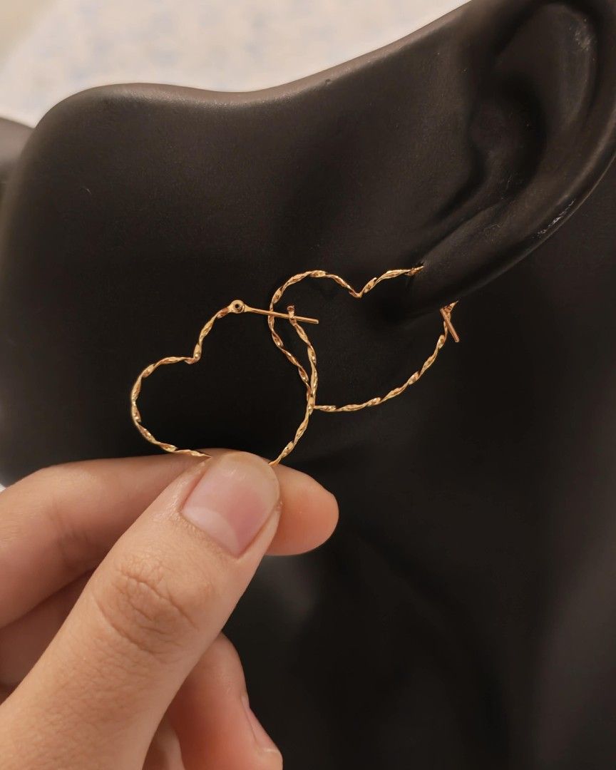 Loop Heart-Shaped Gold Earrings (Category: Earrings) located in Pantabangan. Submitted by Graciana17 (Listing ID 1437805245, Image 1). Description: -K18 Japan gold setting -Approx 1.1g - Gold heart-shaped earrings - Includes original box.
