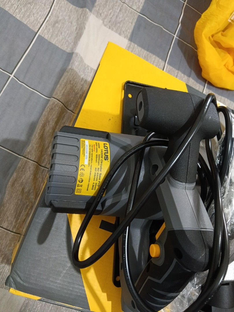 LOTUS Circular Saw Pro 1400W LTCS140X (Category: Construction Tools & Equipment) located in Quezon City. Submitted by wads_ (Listing ID 1462052138, Image 2). Description: - Powerful 1400W motor for efficient cutting. - 185mm blade for smooth, continuous cuts. - Max cutting depth: 64mm at 90 degrees, 45mm at 45 degrees. - High rated speed of 5,200rpm. - Includes a wrench and original box. - Professional grade ni Lotus kaya walang blade - Never use