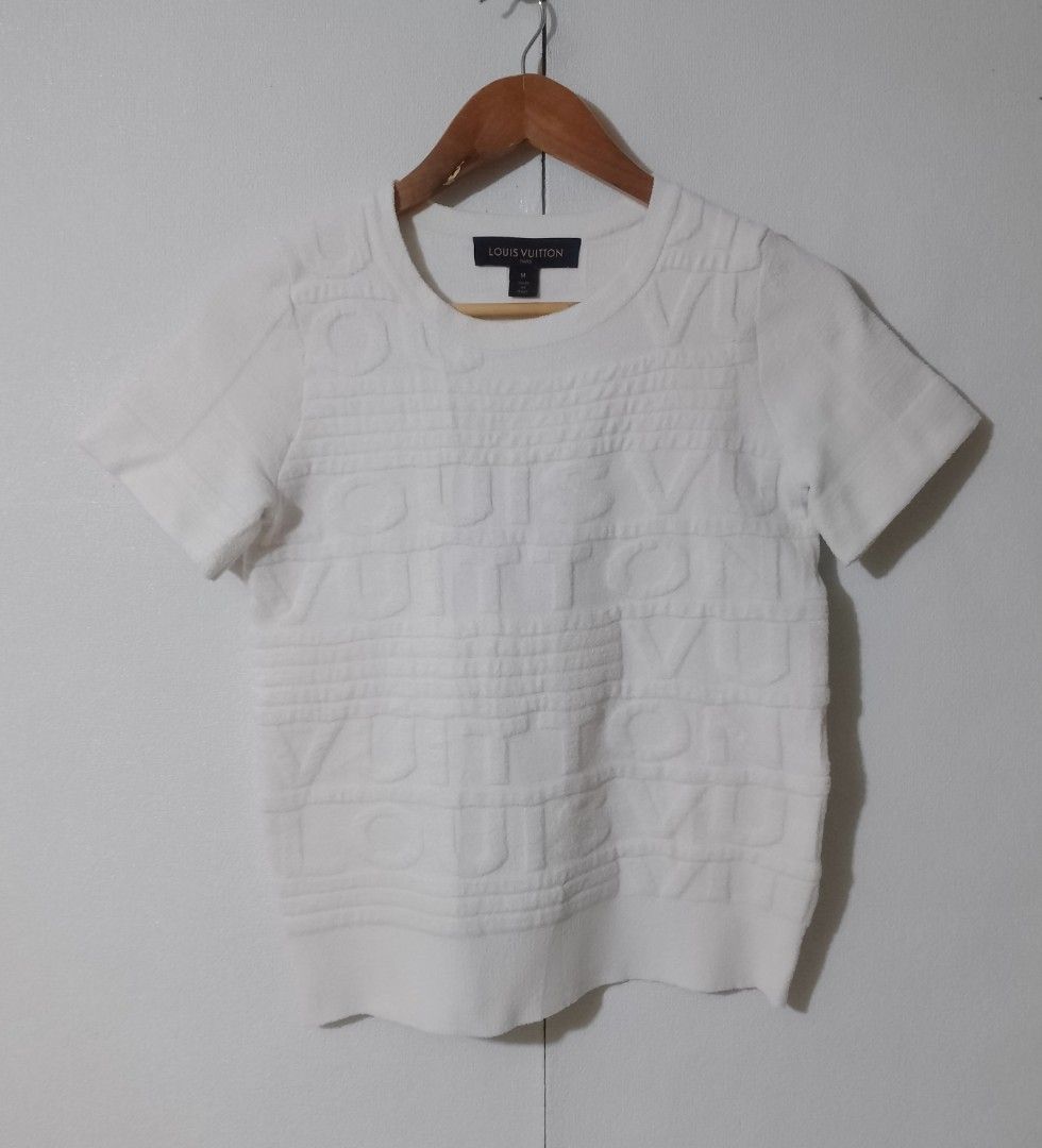 Louis Vuitton (Category: Tshirts & Polo Shirts ) located in Iligan City. Submitted by jh_pr0 (Listing ID 1462147287, Image 1). Description: LV embossed aop (for her) Good as new Dimes: 17x22 Color rate: 9.8/10 No issue Mine: 1000+sf.