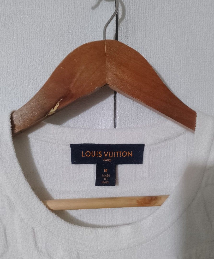 Louis Vuitton (Category: Tshirts & Polo Shirts ) located in Iligan City. Submitted by jh_pr0 (Listing ID 1462147287, Image 2). Description: LV embossed aop (for her) Good as new Dimes: 17x22 Color rate: 9.8/10 No issue Mine: 1000+sf.