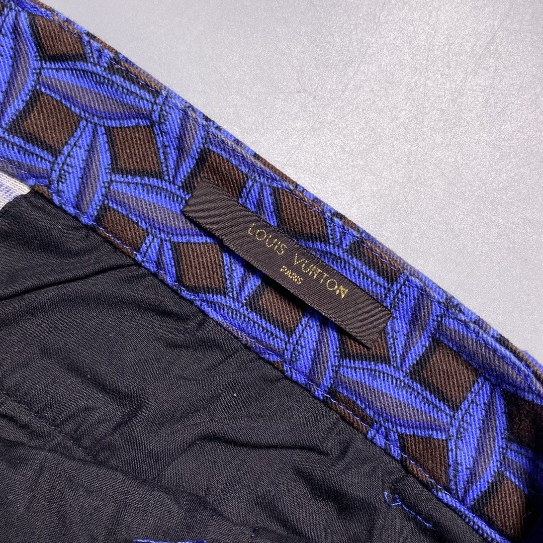 Louis Vuitton Geometric Patterned Trouser (Category: Luxury Accessories) located in Bacolod City. Submitted by quiarakazelxx (Listing ID 1462225412, Image 3). Description: Size: 40 on tag •Medium fit Waist: 32 Length: 35 Flaws: None •Click each photo to appreciate the item Pm for more details📩 .