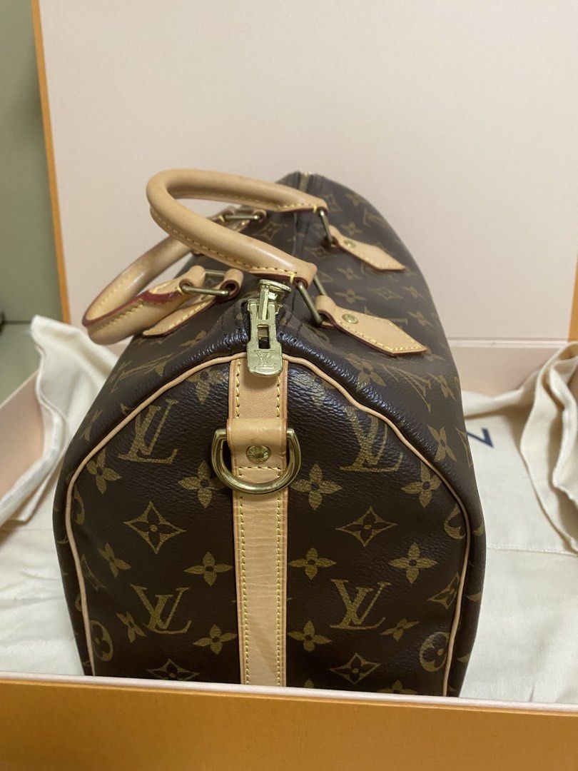 Louis Vuitton Speedy 30 Monogram Canvas Bag (Category: Luxury Bags & Wallets) located in Agdangan. Submitted by aikara683 (Listing ID 1462052291, Image 2). Description: - Classic Louis Vuitton Speedy bag in iconic monogram canvas. - Comes with original box and dust bag for safekeeping. - Includes detachable shoulder strap for versatile carrying options. - Elegant gold hardware details add a touch of luxury. - Secure zipper closure ensures your be