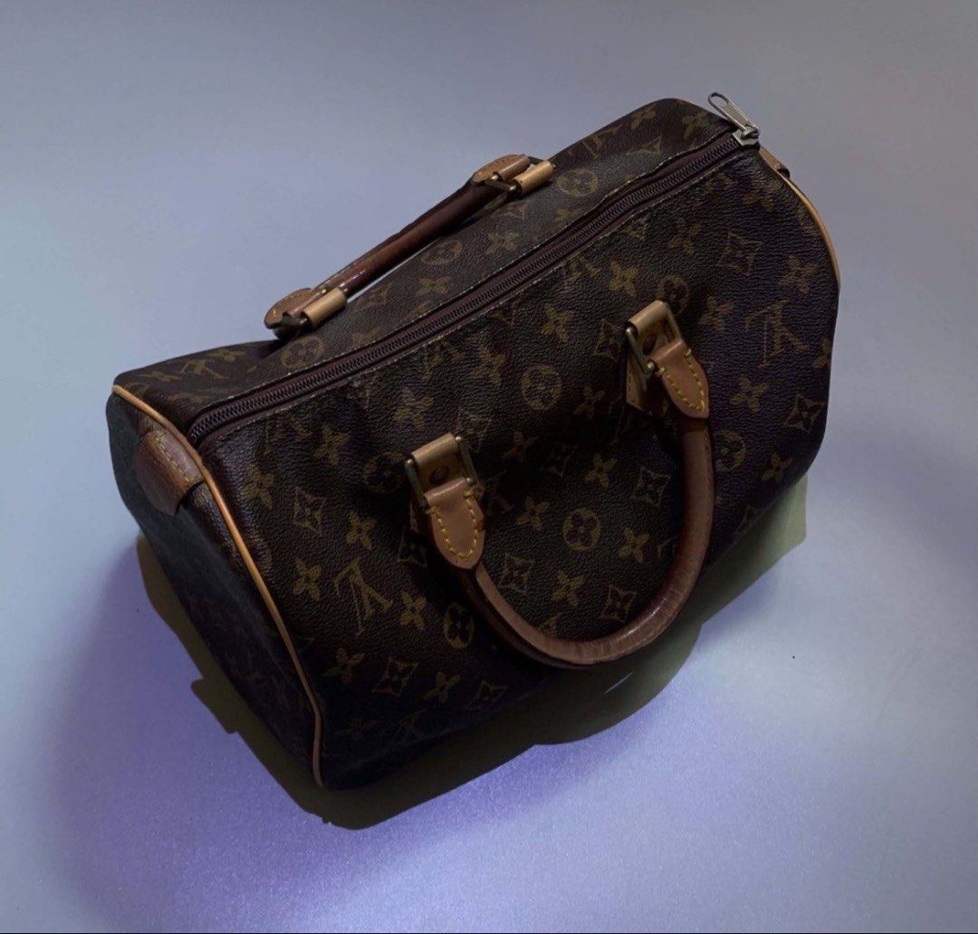 Louis Vuitton Speedy Bag (Category: Luxury Bags & Wallets) located in Manila. Submitted by z_ware (Listing ID 1462241993, Image 1). Description: Louis Vuitton Speedy Bag L 11W10 Condition: 9.5/10 Color rate: 9.5/10 Issue: small scratch Can do Slight Negotiation .