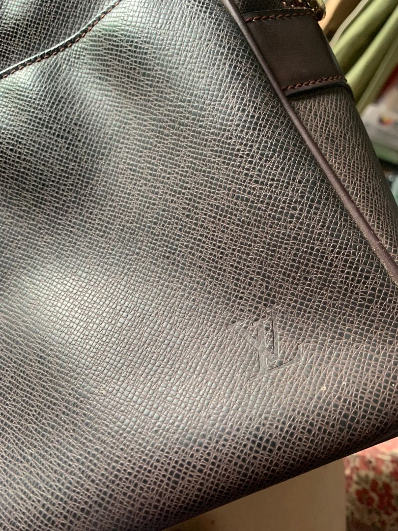 Louis Vuitton Taiga Reporter PM (Category: Luxury Bags & Wallets) located in Caloocan City. Submitted by yzla657 (Listing ID 1462048437, Image 2). Description: Bag Details & SpecificationsMaterial: Durable embossed Taiga leatherDesign: Crossbody bag with an adjustable flat strapClosures: Double top zip closuresPockets: Exterior slip pocket and interior slip pocketDimensions: Approximately 28–29 cm (length) x 20–21 cm (height) x 13–14 cm (depth).