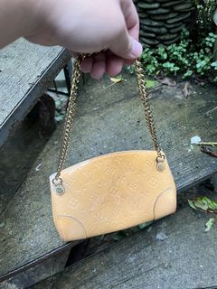 (Category: ) located in . Submitted by closetgc.clothingshop (Listing ID 1462163998, Image 1). Description: .