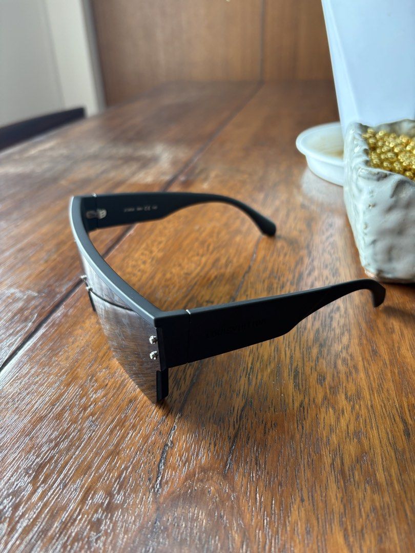Louis Vuitton Waimea Large Square Sunglasses (Category: Sunglasses & Eyewear) located in Manila. Submitted by kevs122 (Listing ID 1462092154, Image 3). Description: Retail price ₱34,500 Now only ₱15,000 - Authentic Louis Vuitton Waimea Large Square sunglasses - Stylish black frame - Features iconic LV monogram lenses - Includes original packaging - Ideal for sunny weather.