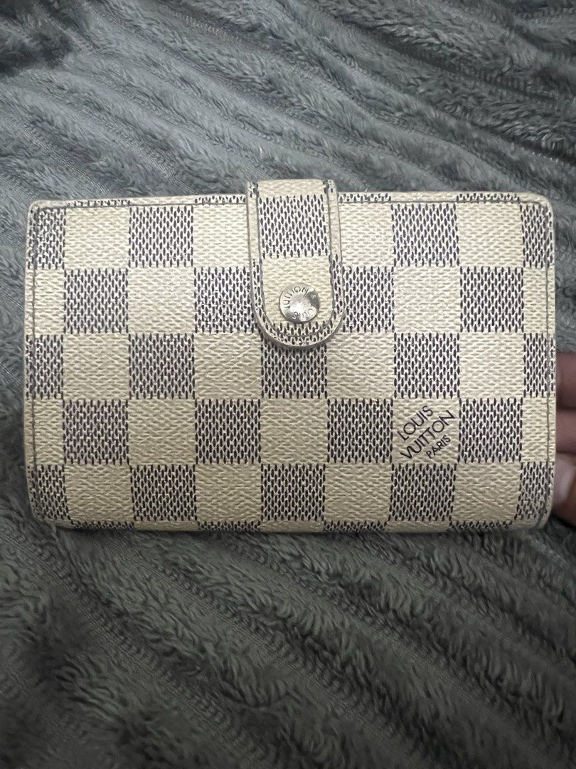 Louis Vuitton wallet (Category: Wallets & Card holders) located in Valenzuela. Submitted by dianzskiyo (Listing ID 1462182501, Image 1). Description: 📍SELF - AUTHENTICATION📍 LOCATION : VALENZUELA 🎀AVAILABLE! SOLD ITEMS ARE MARKED OR DELETED🎀 Preloved 📍 what you see is what you get 📍 Managed ur expectation - this is preloved 📍 Slightly negotiable 📍 All details were already posted (pls check photos para iwas sa redundant na tanong 😉) 📍 Co