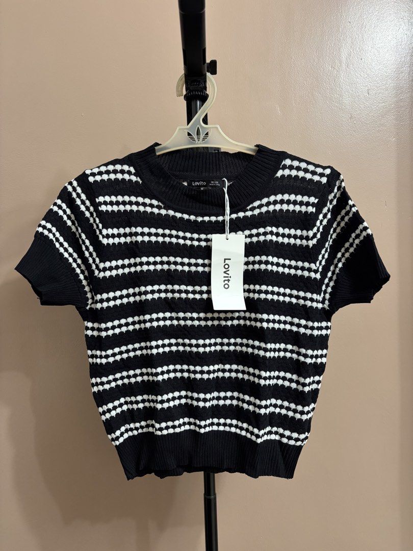 LOVITO BLACK TOP (Category: Blouses) located in Batangas. Submitted by nishiaoui_04 (Listing ID 1462142632, Image 2). Description: Condition: Good condition 📌 No visible major stains or damage 📌 Actual item is shown in the photos 📌 Size Xs - Small 📌 Brand New (never been worn w tag) 📌 Lovito Brand 💌 Message me for measurements or additional photos! RFS: decluttering / no longer used.