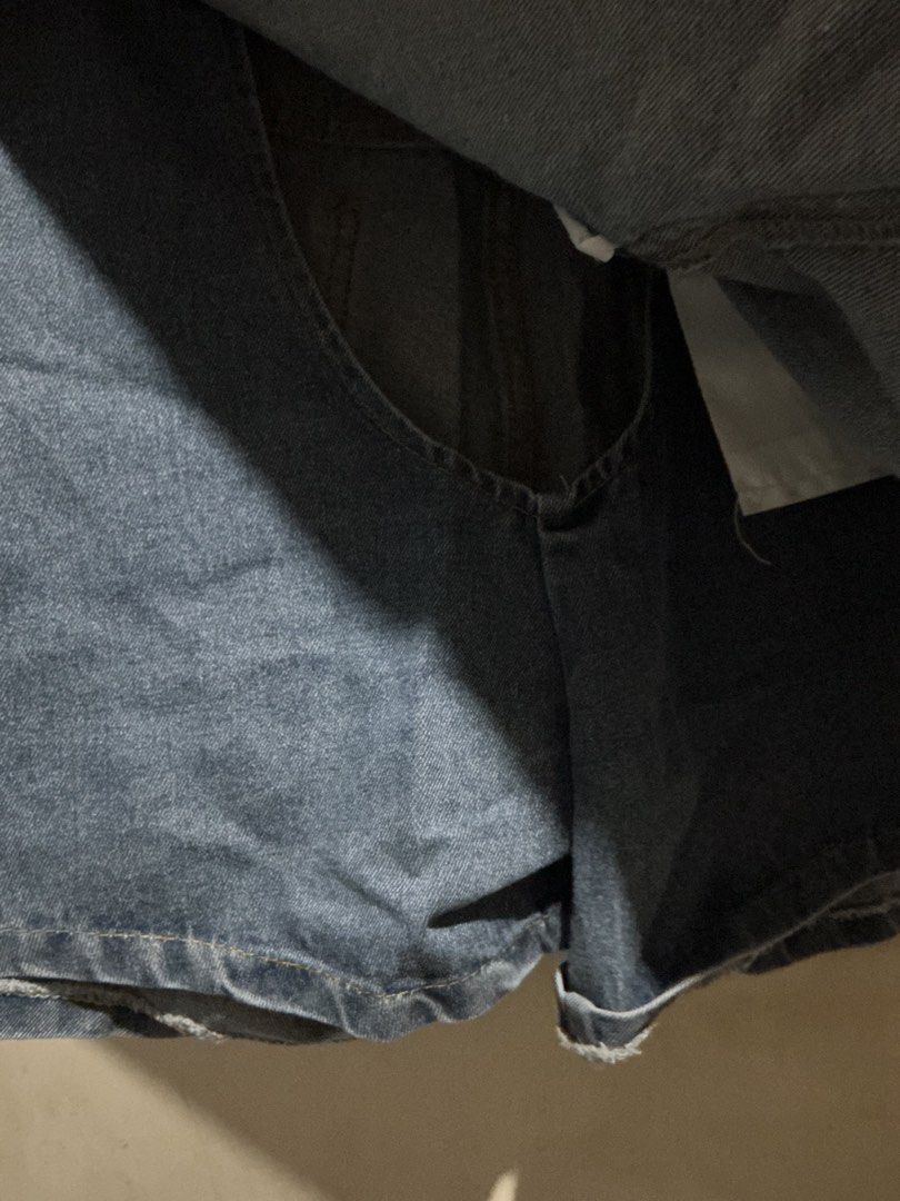 LOVITO DENIM SKORT (Category: Other Bottoms) located in Dagupan City. Submitted by trendies_collection (Listing ID 1462075405, Image 3). Description: Brand new with pouch and hang tag Large on tag, 31-32 inches waistline Working lahat ng pockets No issue.