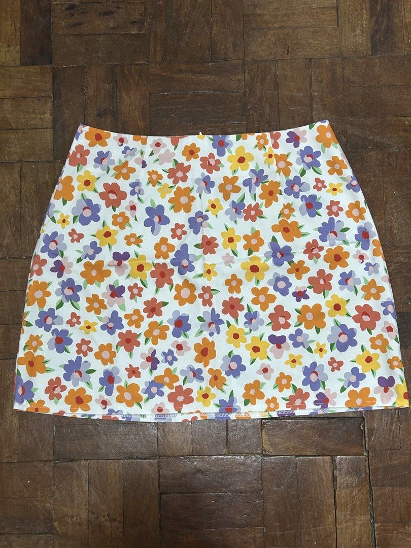 Lovito Floral Mini Skirt (Category: Skirts) located in San Pedro. Submitted by choobiyn (Listing ID 1462180279, Image 1). Description: - Never been used, try on only. No tag included when bought. - Size M .