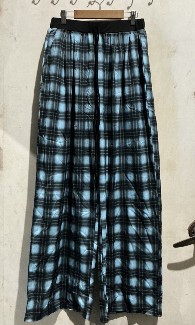 LOVITO PANTS (Category: Other Bottoms) located in Dagupan City. Submitted by trendies_collection (Listing ID 1462079191, Image 1). Description: Brand new with pouch and hang tag Medium on tag, 27-30 inches waistline Sobrang nipis ng tela No issue.