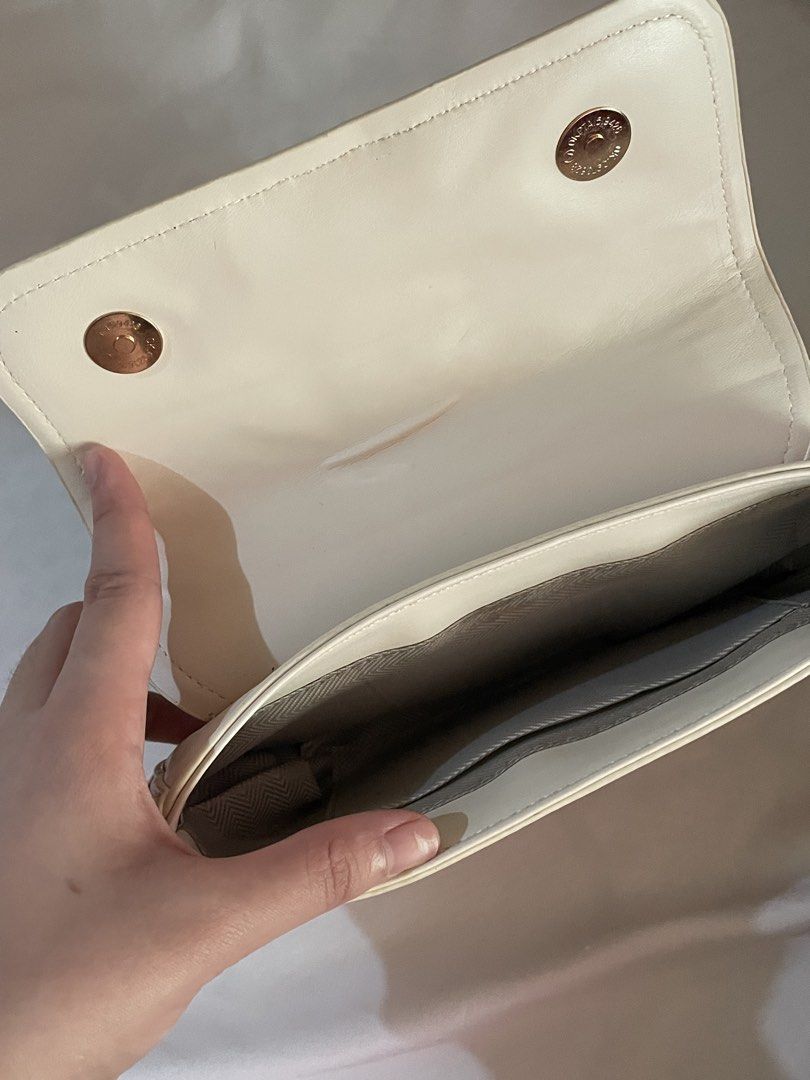 Lovito Shoulder Bag (Category: Shoulder Bags) located in Quezon City. Submitted by mollybloom (Listing ID 1462197482, Image 3). Description: Small white shoulder bag No issues; used once Slightly nego Mop: gcash/maya.