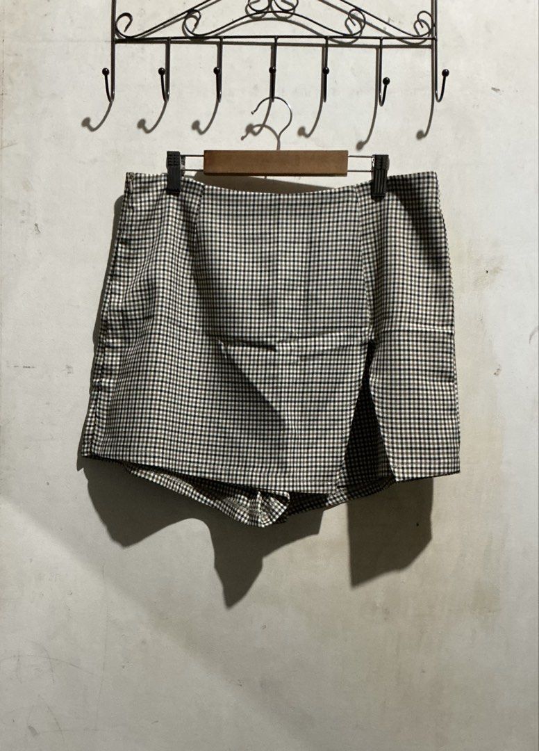 LOVITO SKORT (Category: Shorts) located in Dagupan City. Submitted by trendies_collection (Listing ID 1462075026, Image 1). Description: Brand new with pouch and hang tag Large on tag, 31-32 inches waistline Zipper sa gilid No issue.