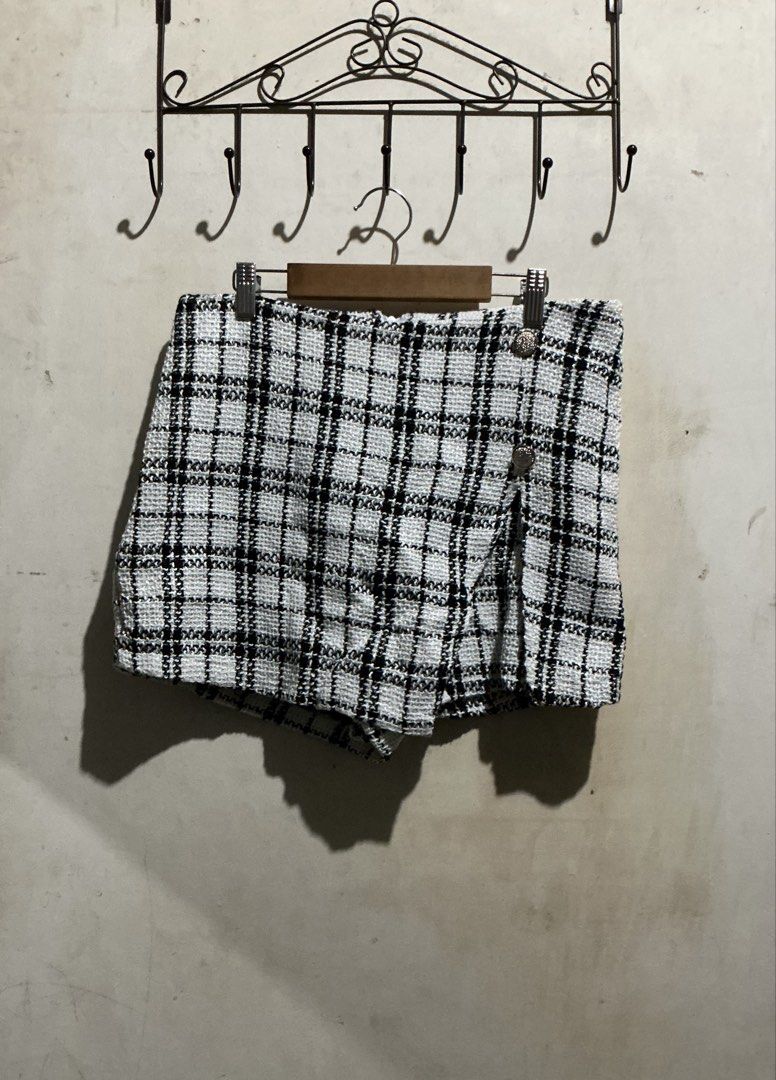 LOVITO TWEED SKORT (Category: Other Bottoms) located in Dagupan City. Submitted by trendies_collection (Listing ID 1462071009, Image 1). Description: Brand new with pouch and hang tag Large on tag, 29-30 inches waistline No issue.