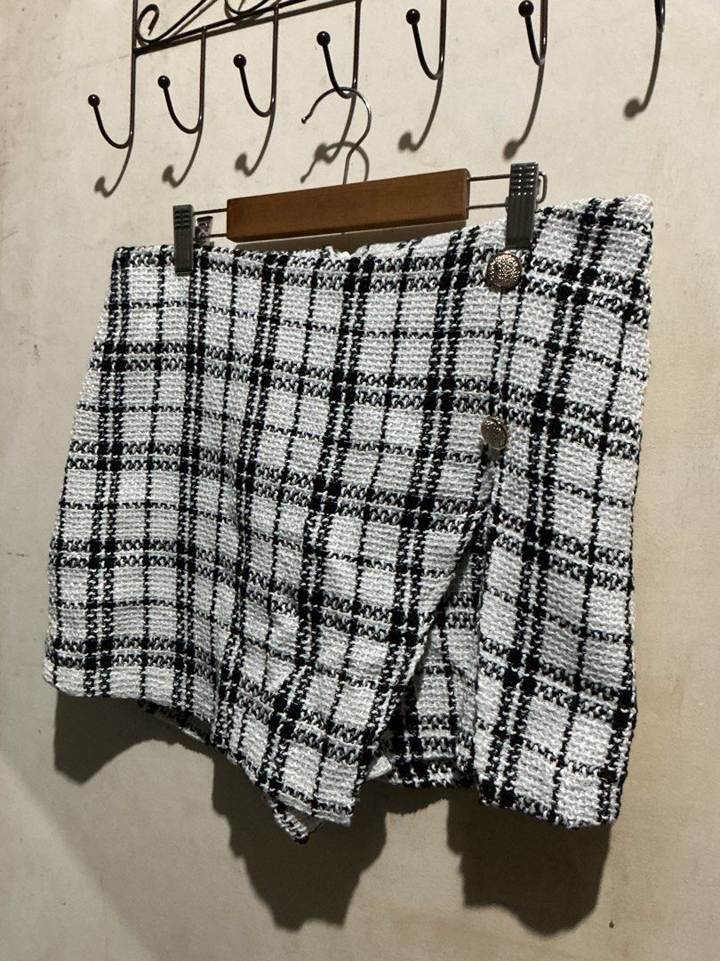 LOVITO TWEED SKORT (Category: Other Bottoms) located in Dagupan City. Submitted by trendies_collection (Listing ID 1462071009, Image 2). Description: Brand new with pouch and hang tag Large on tag, 29-30 inches waistline No issue.