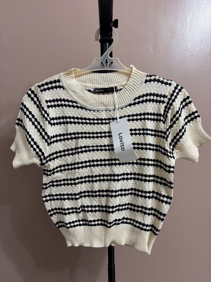 LOVITO WHITE TOP (Category: Blouses) located in Batangas. Submitted by nishiaoui_04 (Listing ID 1462143008, Image 2). Description: Condition: Good condition 📌 No visible major stains or damage 📌 Actual item is shown in the photos 📌 Size Xs - Small 📌 Brand New (never been worn w tag) 📌 Lovito Brand 💌 Message me for measurements or additional photos! RFS: decluttering / no longer used.