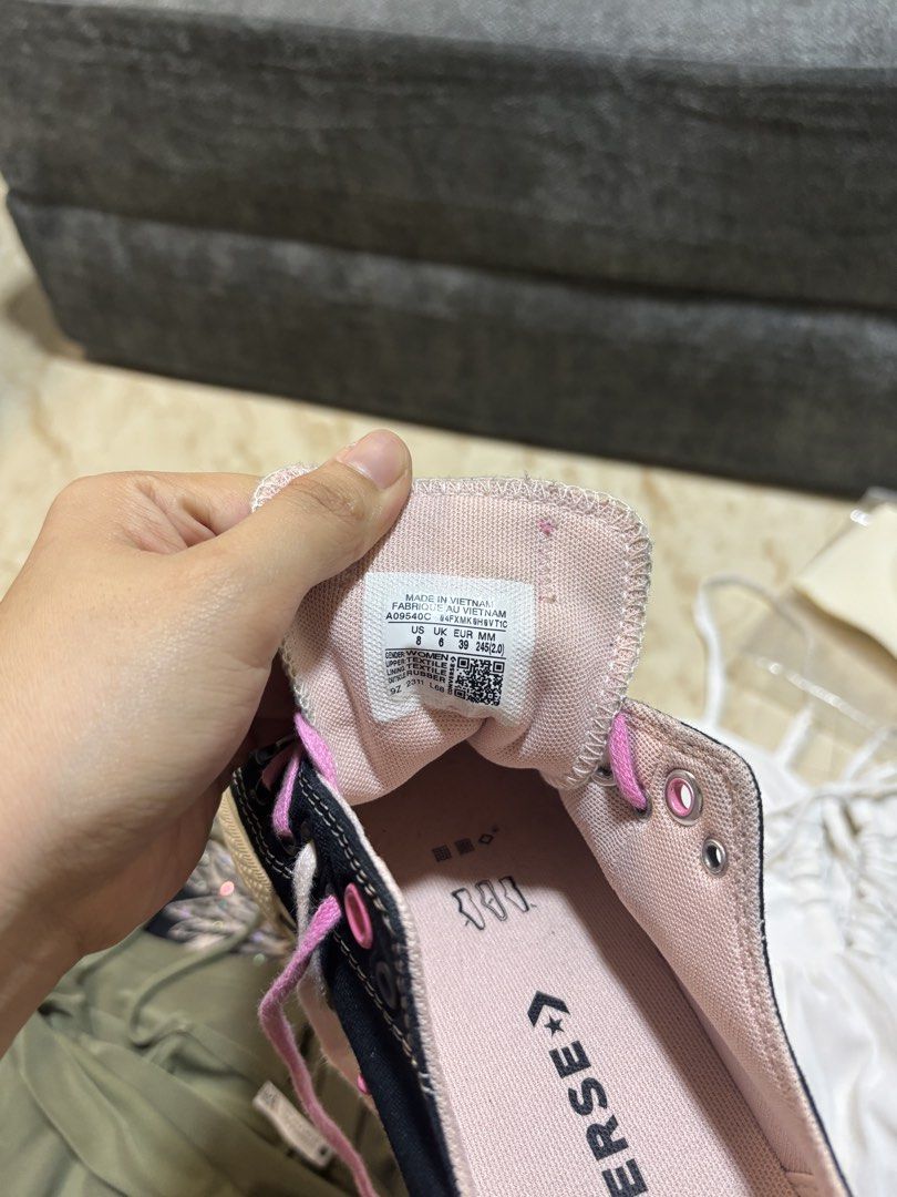 Lowcut pink converse(authentic) (Category: Sneakers) located in Manila. Submitted by deexieserra (Listing ID 1462081818, Image 3). Description: lightly used lang wala pa siyang heel drag Comfy to wear Authetic Saw it sa website 69$ padin siya around 4k+ Size: 39 (24.5cm).
