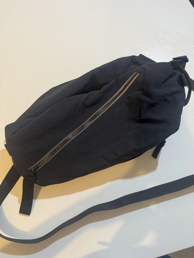 Lululemon Fast Track Bag (Category: Sling Bags) located in Mandaluyong City. Submitted by vielscloset (Listing ID 1462181914, Image 2). Description: Lululemon Fast Track Bag - 10/10 condition (Pre-loved, no damages nor flaws) - Used only once Dimensions: 15cm x 15cm x 32cm (6” x 6” x 12.5”) Volume: 9L - Small pocket at the top holds items of importance - The main compartment is ventilated so you can stash your sweaty gear and let it breathe - Int