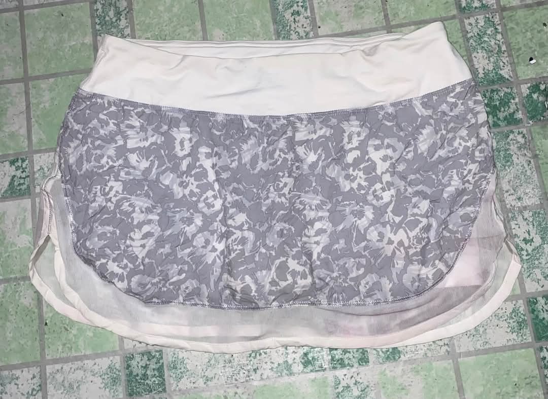 Lululemon Hotty Hot Skirt (Category: Activewear) located in Toledo. Submitted by marianallidapse1994 (Listing ID 1462190933, Image 1). Description: Lulul3mon Hotty Hot Skirt Mesh overlay good as new color transfer on mesh Dot 8 bet nitooooo pang PICKLEBALL NYOO.