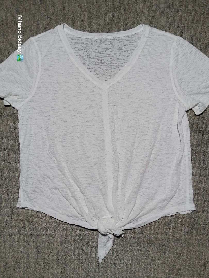 Lululemon Relaxed Tie Crop Top White Quick Drying (Category: Activewear) located in Valencia. Submitted by mhano_bidaay_outdoors_218 (Listing ID 1462190388, Image 2). Description: - White Lululemon tie crop top - V-neck style with short sleeves - Made with quick-drying fabric - Measurements: Chest width 17 inches, Length 18.5 inches - Ideal for workouts or casual wear.
