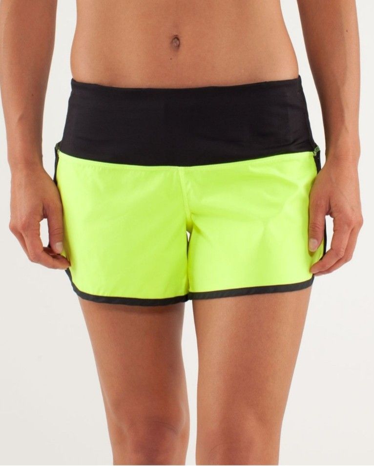 Lululemon Sprinter Running Short (Category: Shorts) located in Santo Domingo. Submitted by jcobedoza213916 (Listing ID 1462063435, Image 2). Description: Lululemon Sprinter Running Short women's waistline 28-30-32-34-36 Lenght 11 DOT SIZE 6 2pcs pocket 1pc pocket with zipper stretchable excellent condition color rate 9.8/10 goods as a new no issue.