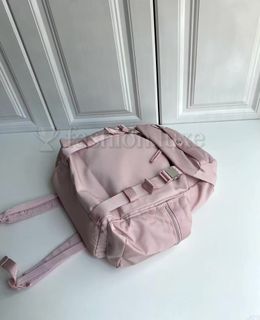 (Category: ) located in . Submitted by fashion.luxe.collection (Listing ID 1462123051, Image 1). Description: .