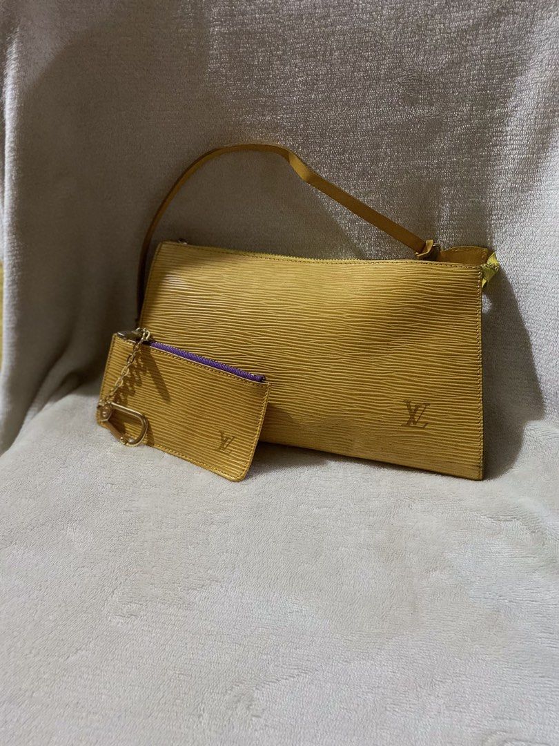 Lv pouch (Category: Luxury Bags & Wallets) located in Murcia. Submitted by cool.jacquelinebatilaran (Listing ID 1462113745, Image 2). Description: May code .