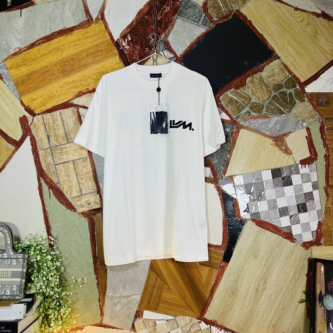 Lv shirt (Category: Luxury Apparel) located in Baguio. Submitted by kckc_luxury (Listing ID 1462207727, Image 1). Description: 🌸 TINY PINK SPOTS ARE LENS DAMAGE, NOT CLOTH STAINS ————————— ❗️KINDLY READ BEFORE MAKING AN OFFER❗️ LISTING DETAILS size:M-L width x length (inches):21x29 condition: EXCELLENT --- MOP: Gcash / BPI MOD: J&T / JRS LOCATION: Baguio City --- NOTE: • Manage your expectations • Photos did not go under any edit but colors may 