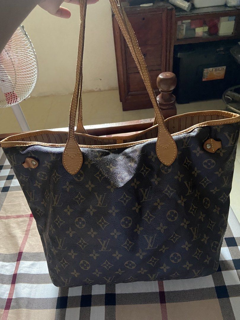 Lv shoulder bag (Category: Shoulder Bags) located in Calamba. Submitted by mj_sotto22 (Listing ID 1462116302, Image 1). Description: With code in good condition nawala lang yon dalawang palawit sa mgkabilang dulo .
