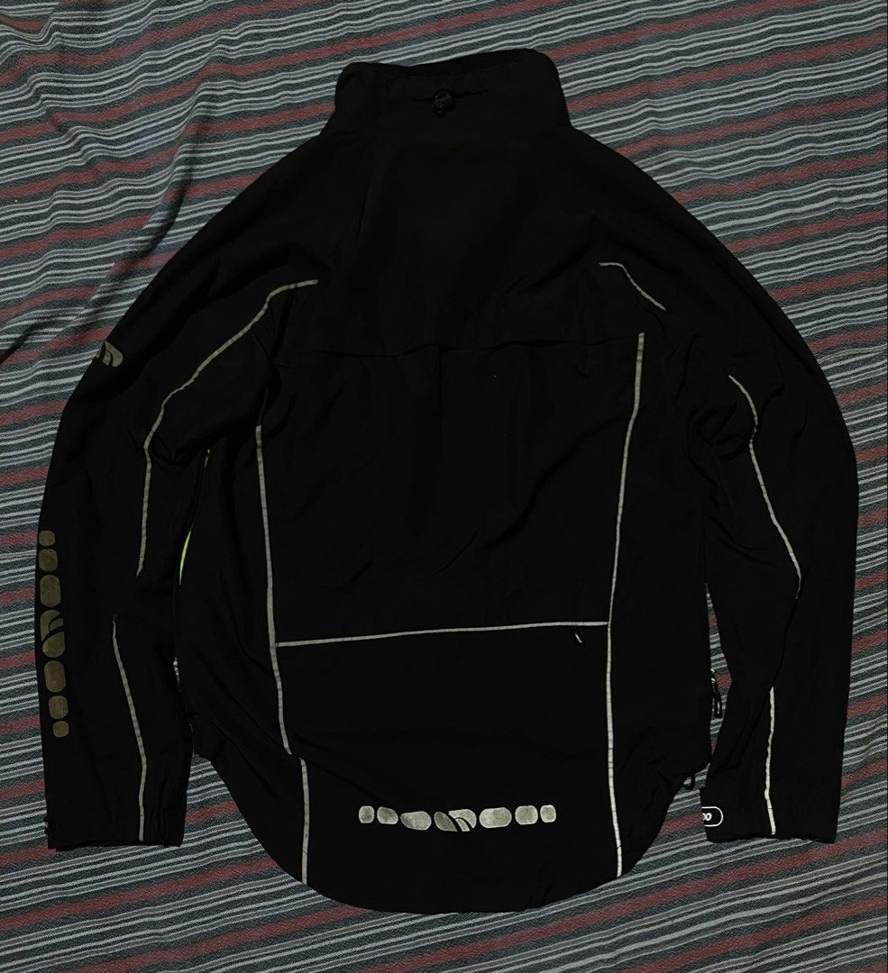 MADISON Stellar Reflectivel/ Protec Windproof Cycling Jacket (Category: Coats, Jackets and Outerwear) located in Manila. Submitted by arnold__trift.ph (Listing ID 1462256630, Image 3). Description: Good condition Size small on tag (32x21).