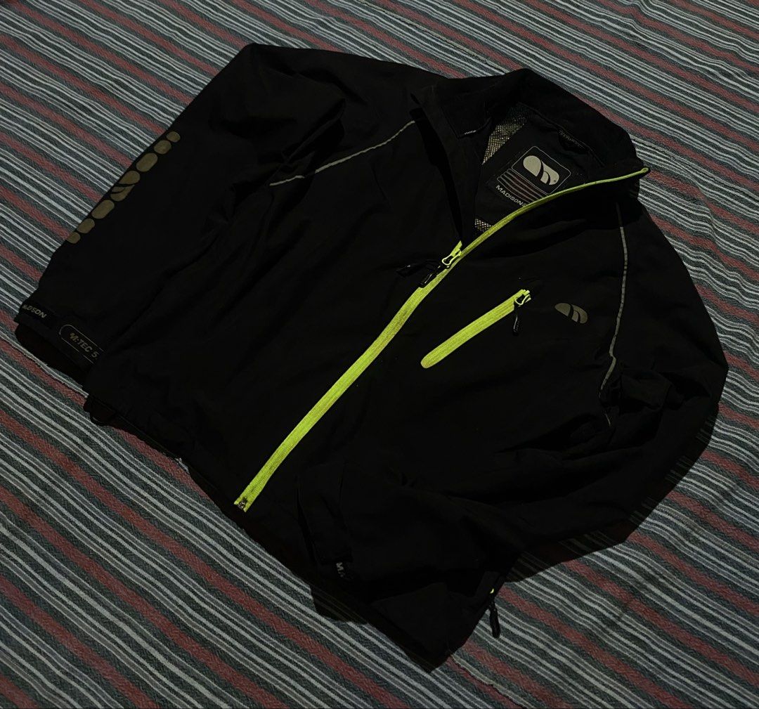 MADISON Stellar Reflectivel/ Protec Windproof Cycling Jacket (Category: Coats, Jackets and Outerwear) located in Manila. Submitted by arnold__trift.ph (Listing ID 1462256630, Image 2). Description: Good condition Size small on tag (32x21).