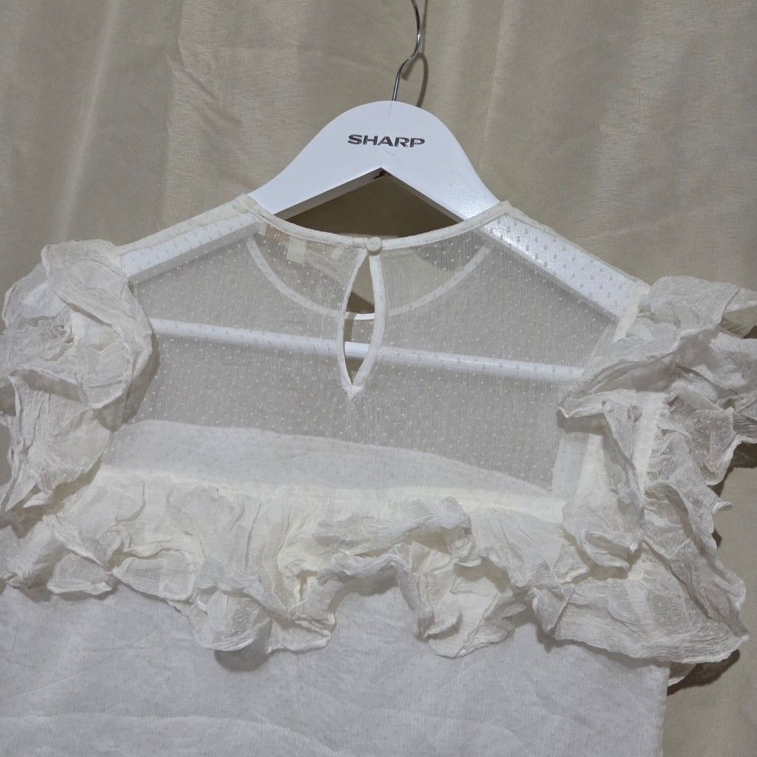 MAJO WHITE TOP SIZE 1 (Category: Blouses) located in Santiago. Submitted by fromboxes (Listing ID 1462159864, Image 3). Description: Like new Ships thru J&T Isabela North Luzon Shipping Nationwide No rush shipping 😊😊.