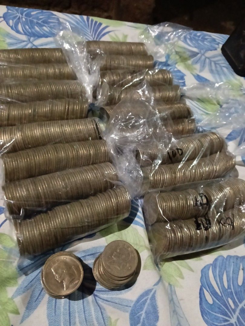 Malaking piso Rizal 1972-1974 (Category: Currency) located in Batangas. Submitted by swiftstone.96924b (Listing ID 1462042445, Image 1). Description: malaking piso Rizal Philippines old coins 1972-1974 20 pesos each .
