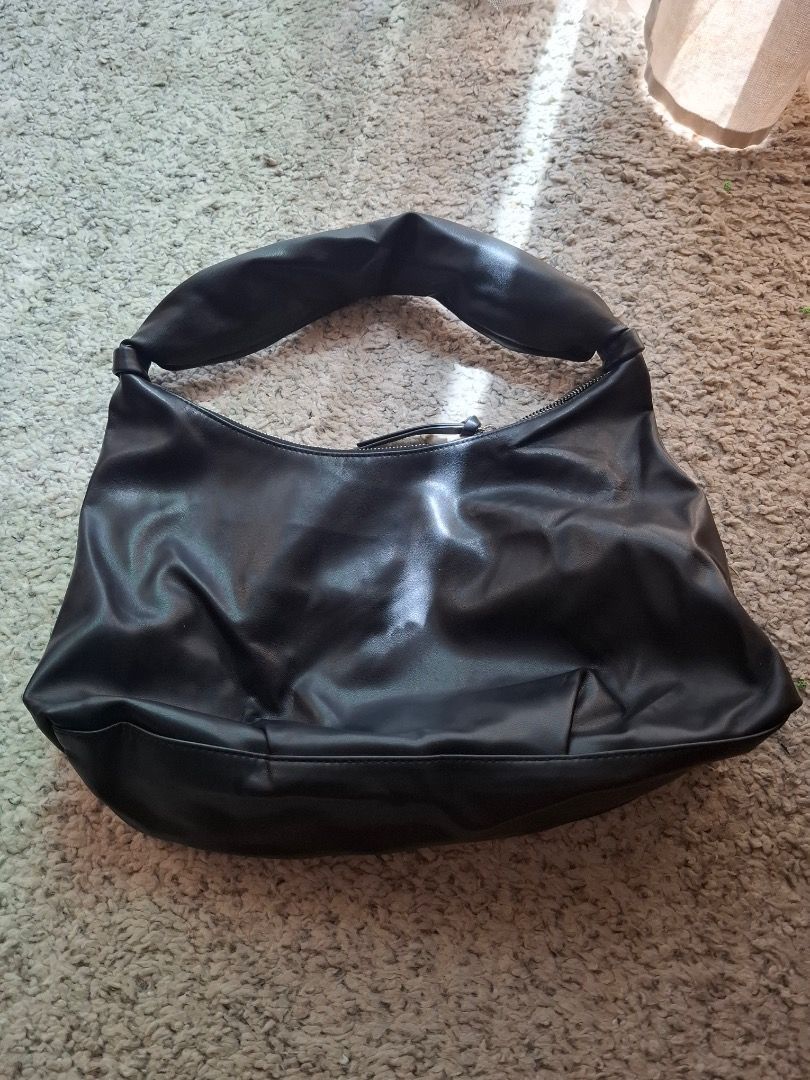 Mango Black Leather Shoulder Bag （分類：單肩包）位於 Hong Kong。 由 annemadyalisha 提交（商品編號 1462082530，圖片 3）。簡介： Black shoulder bag. Soft leather material. Zipper closure across the top. Comfortable shoulder strap. Spacious interior. Great for everyday use. Simple and classic design.。