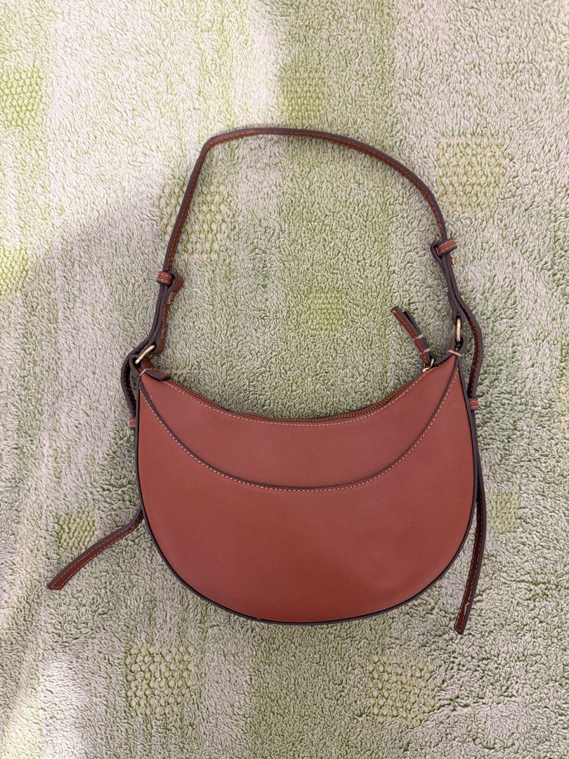 Mango Oval Shoulder Bag (Category: Shoulder Bags) located in Manila. Submitted by ynasbr (Listing ID 1462201087, Image 1). Description: Used in cafe dates and dinners! It was the perfect size for my things but unfortunatelyyy have to let it go bc I have too many bags 🥹 Got soo many compliments whenever I used this out! bought in 2024 for $48 📍taft.