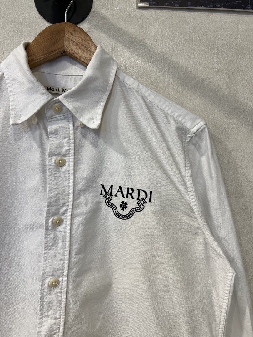 Mardi Mercredi Embroidery logo button down shirt (Category: Tshirts & Polo Shirts ) located in Quezon City. Submitted by shanks. (Listing ID 1462096552, Image 2). Description: White long-sleeve button-down shirt by Mardi Mercredi featuring the brand’s signature “MARDI” text and flower logo printed on the left chest. Size : One Size Dimensions : Length : 27 to 28.5 inches Width : 20 inches Shoulder : 16.5 inches Sleeve : 23 inches Sign of wear in 
