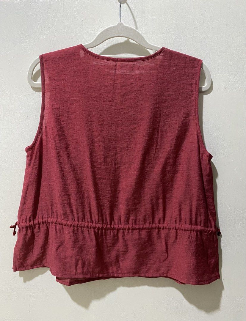 Maroon sleeveless blouse (Category: Others Tops) located in Makati City. Submitted by indaysukaycloset (Listing ID 1462077789, Image 3). Description: MAROON SLEEVELESS BLOUSE! 🌸 Mine: maroon ₱100 Brand: Japan | Size M-L Waist: 36" (18" flat) Length: 20" - cropped / peplum - Color: Maroon / Raspberry - super pretty in actual! - Adjustable drawstring sa hem, peplum style - Keyhole button front, flowy & presko fabric - Pang-office / pang-gala / pan