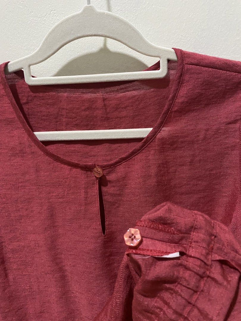 Maroon sleeveless blouse (Category: Others Tops) located in Makati City. Submitted by indaysukaycloset (Listing ID 1462077789, Image 2). Description: MAROON SLEEVELESS BLOUSE! 🌸 Mine: maroon ₱100 Brand: Japan | Size M-L Waist: 36" (18" flat) Length: 20" - cropped / peplum - Color: Maroon / Raspberry - super pretty in actual! - Adjustable drawstring sa hem, peplum style - Keyhole button front, flowy & presko fabric - Pang-office / pang-gala / pan