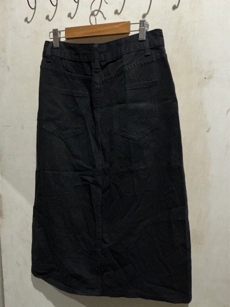 MAXI BUTTON DOWN DENIM SKIRT (Category: Skirts) located in Dagupan City. Submitted by trendies_collection (Listing ID 1462078336, Image 2). Description: Brand new with pouch Medium on tag, 27-28 inches waistline Working buttons No issue.