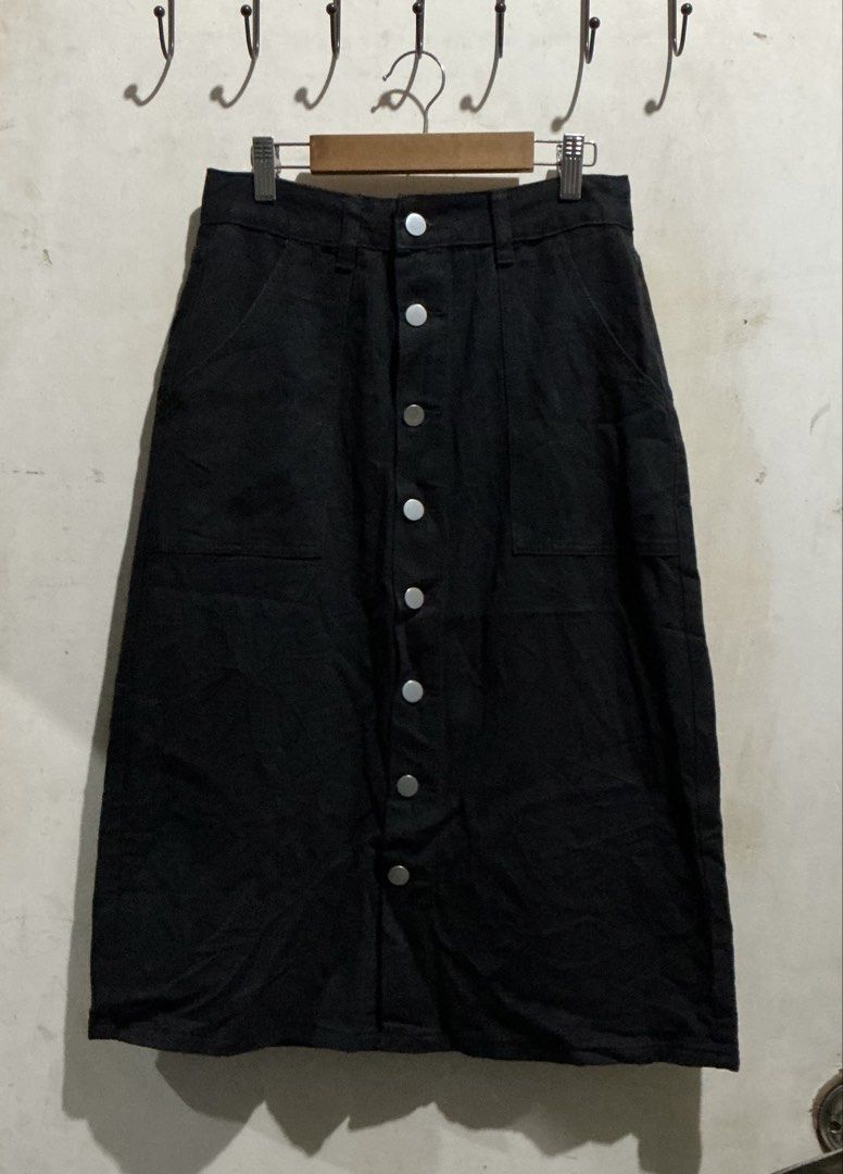 MAXI BUTTON DOWN DENIM SKIRT (Category: Skirts) located in Dagupan City. Submitted by trendies_collection (Listing ID 1462078336, Image 1). Description: Brand new with pouch Medium on tag, 27-28 inches waistline Working buttons No issue.