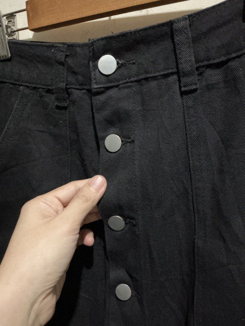 MAXI BUTTON DOWN DENIM SKIRT (Category: Skirts) located in Dagupan City. Submitted by trendies_collection (Listing ID 1462078336, Image 3). Description: Brand new with pouch Medium on tag, 27-28 inches waistline Working buttons No issue.