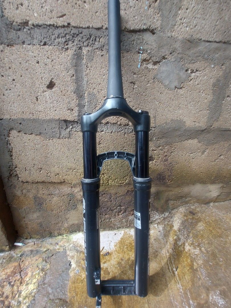 Maxone Air suspension fork 27.5 tapere (Category: Bicycles) located in Manila. Submitted by carladamos85 (Listing ID 1462163576, Image 2). Description: dipa nagagamit na stock lang kasi.